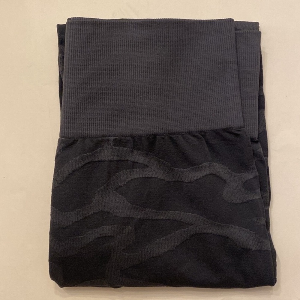 Seamless NWOT Gray Silver Textured Animal Print Yoga Leggings L
